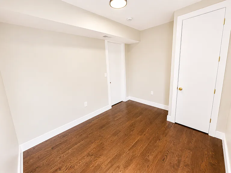 160 Alexander St #2 — Photo 11