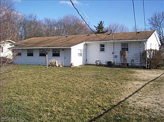 3rd image of 1208 Oakwood Dr
