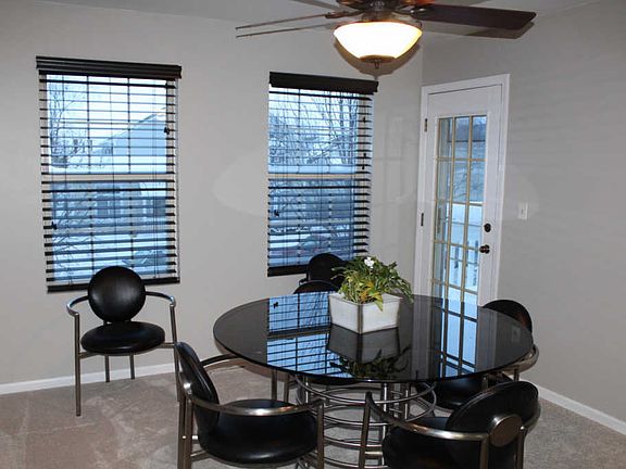 4th image of 302 E Victoria Cir