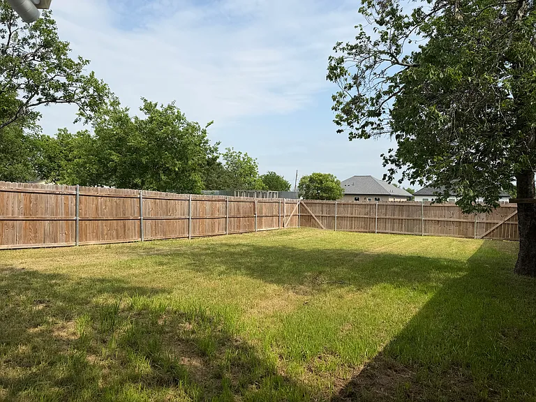 202 E Henderson St — Photo 16