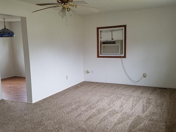 4th image of 1050 Kelly Dr