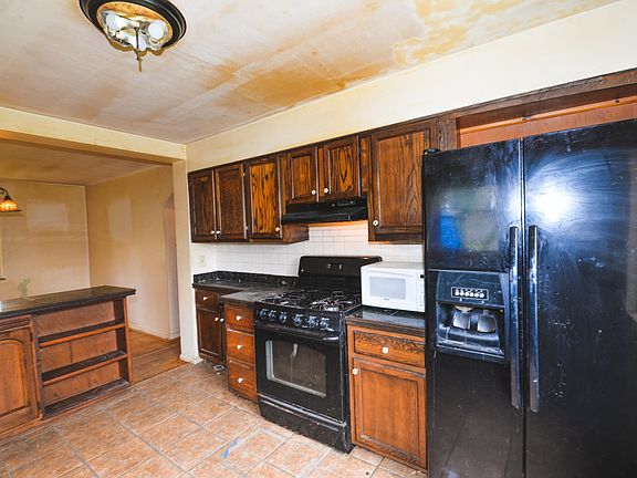 3rd image of 714 Sharon Dr