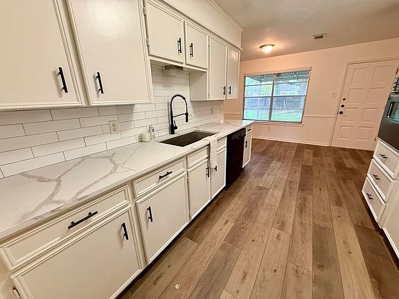 4th image of 1045 Chatwood Dr