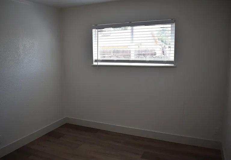 1720 Bessie Ave — Photo 11