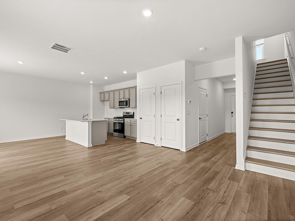 2nd image of 5142 Skyline Way NE
