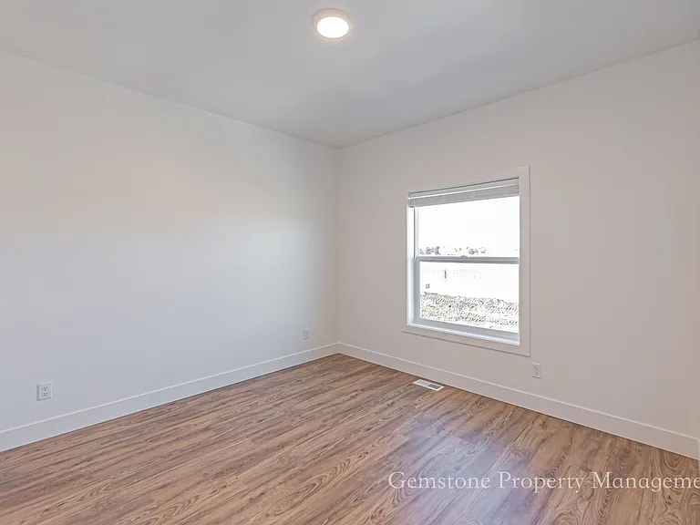 528 Harvester Ave — Photo 33