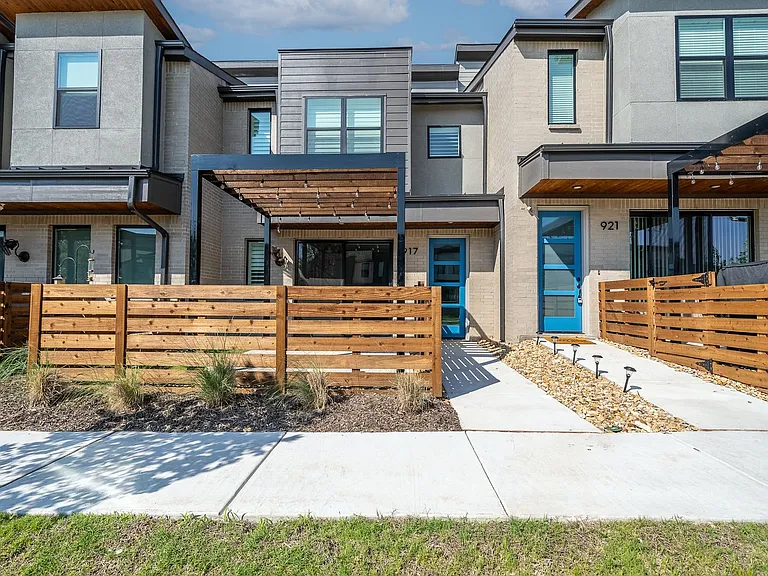 917 Emerling Dr — Photo 2