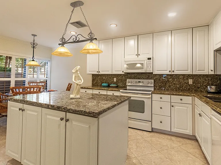 533 Prestwick Cir — Photo 12