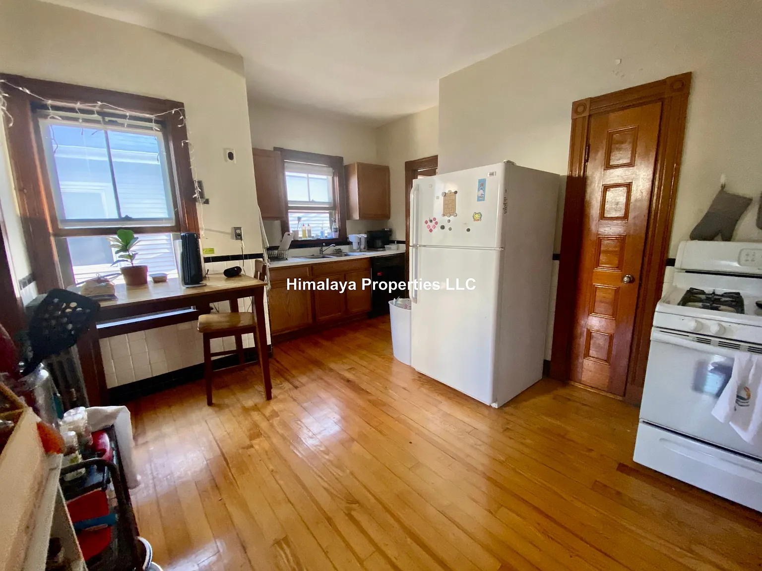 5 bed, 1.5 bath, 9999 sqft, $7,125 — Photo 2