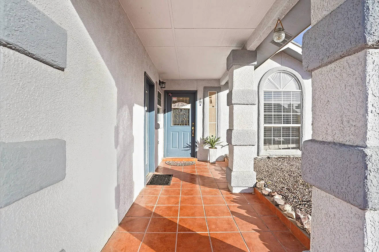 5 bed, 1976 sqft, $2,900 — Photo 2