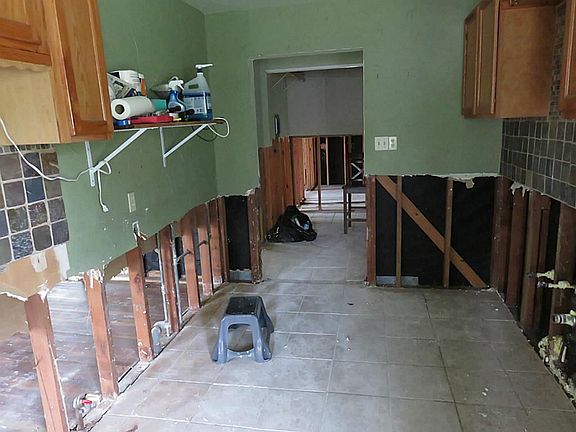 5th image of 2106 Holly Dr