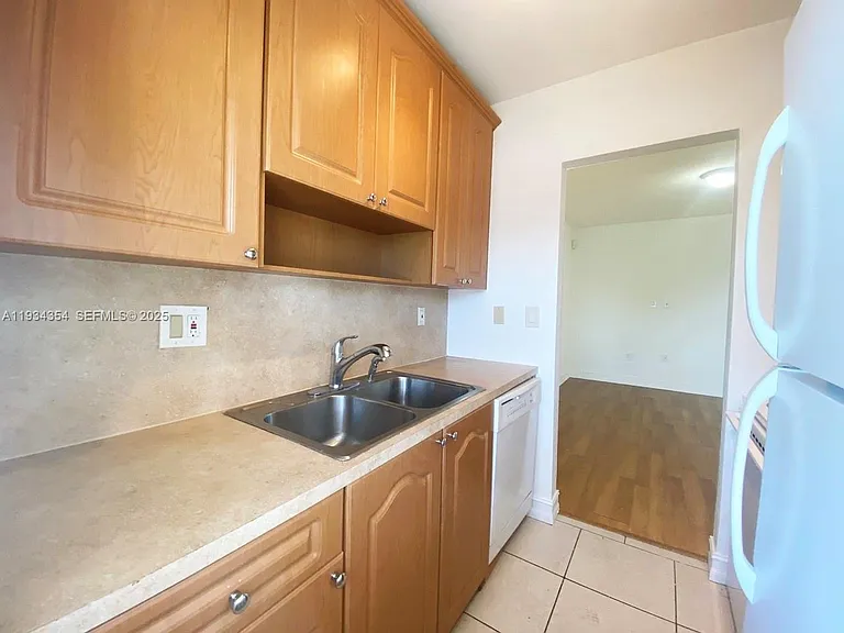 2185 NE 123rd St #204 — Photo 9