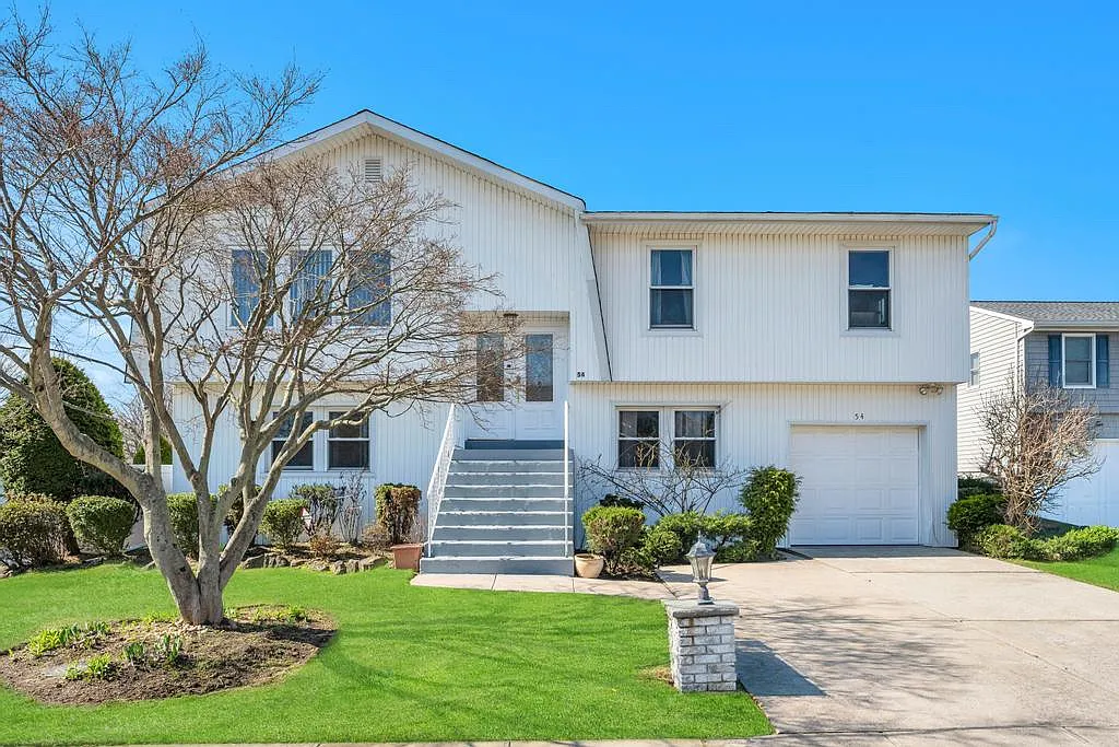 Felicia Ct, Plainview — Photo 1