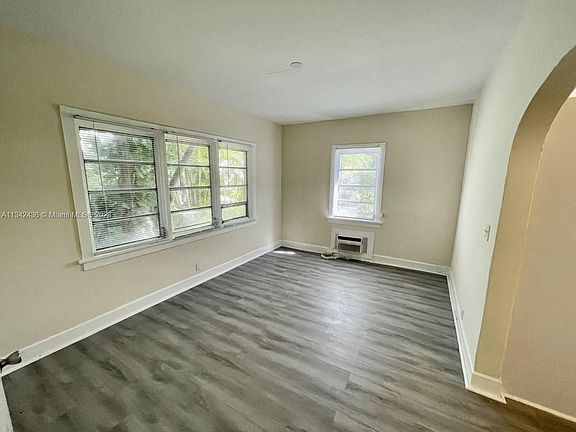 5th image of 931 Catalonia Ave #5