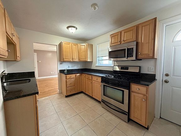 2nd image of 77 Pearl St Unit 2