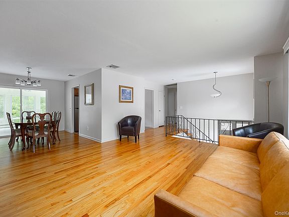 4th image of 51 Carriage Hill Lane