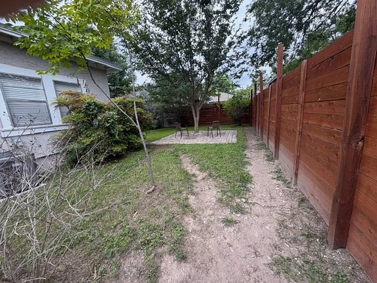 1406 Houston St — Photo 14