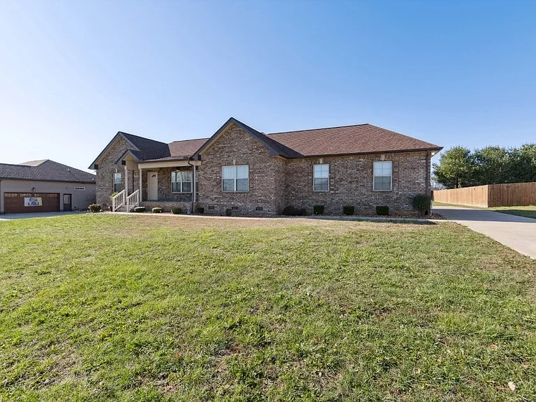 1419 Leaf Ln — Photo 2