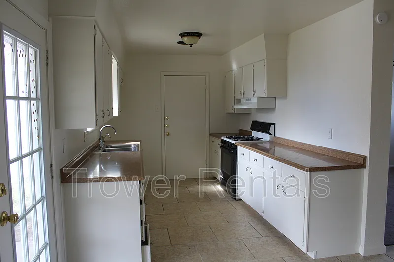 3 bed, 2.0 bath, 1261 sqft, $1,700 — Photo 4