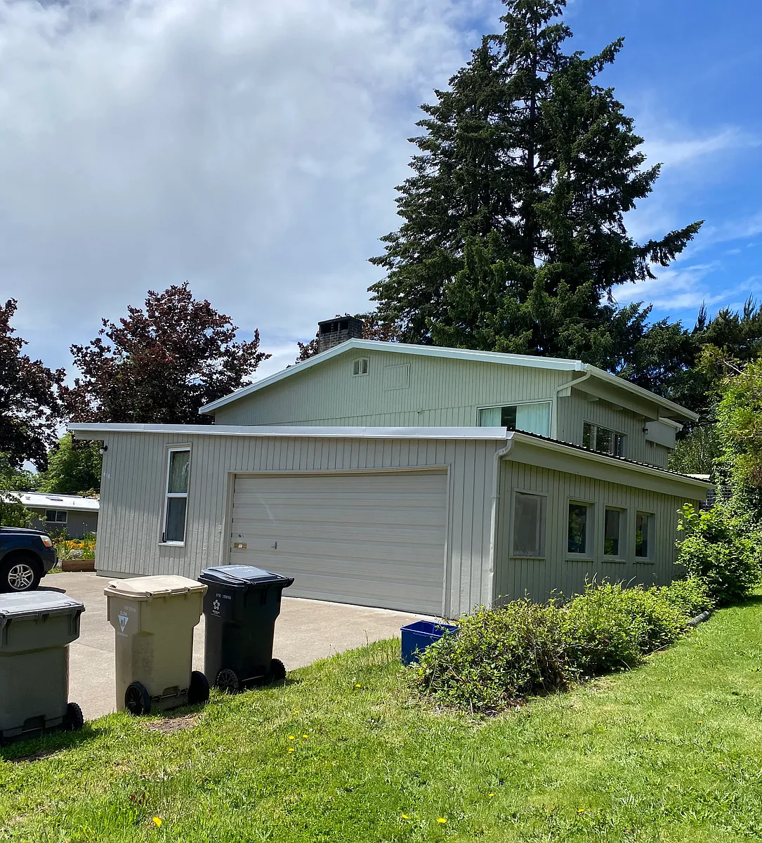 Building Photo - 610 NW Merrie Dr