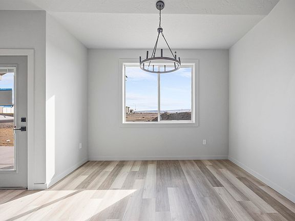 5th image of 2914 E Helena St