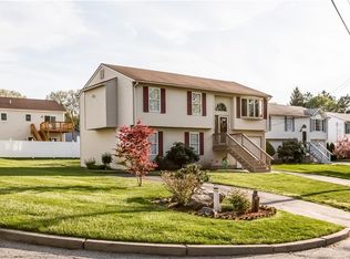 36 Felicia Dr, Cranston, RI 02920