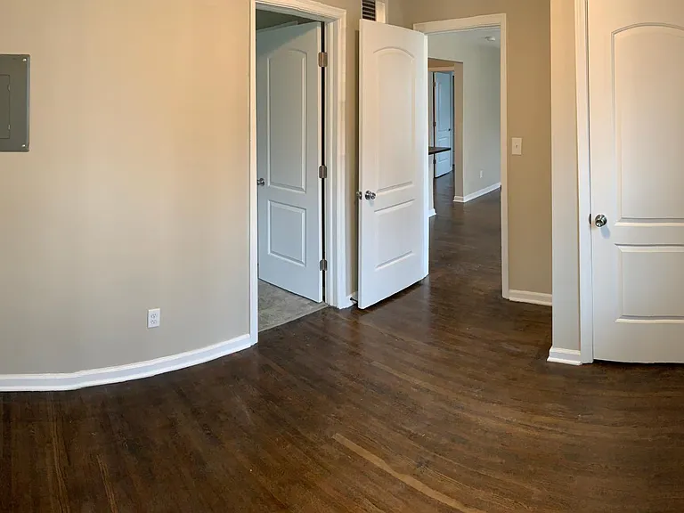 515 W Sexton Rd — Photo 2
