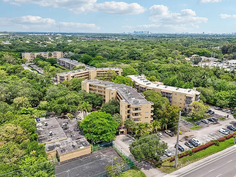 The Oaks Condominium — Photo 9