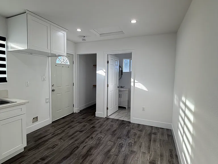 18242 Saticoy St #1 — Photo 9