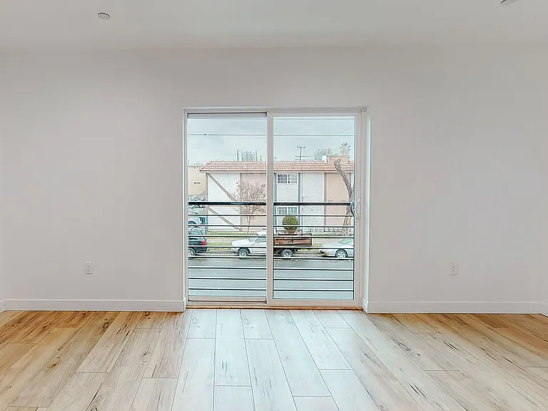 6811 Gloria Ave — Photo 7
