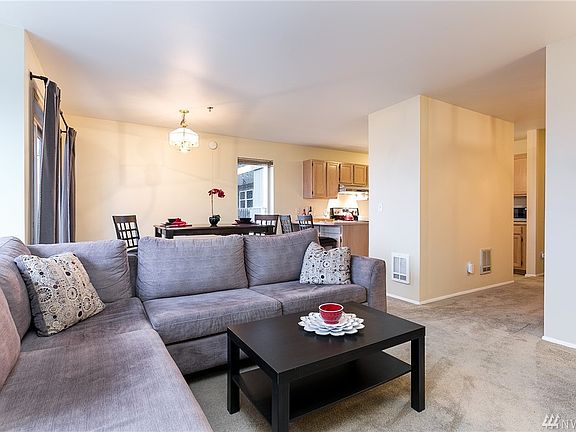 Terrific layout! Newer carpets just cleaned.