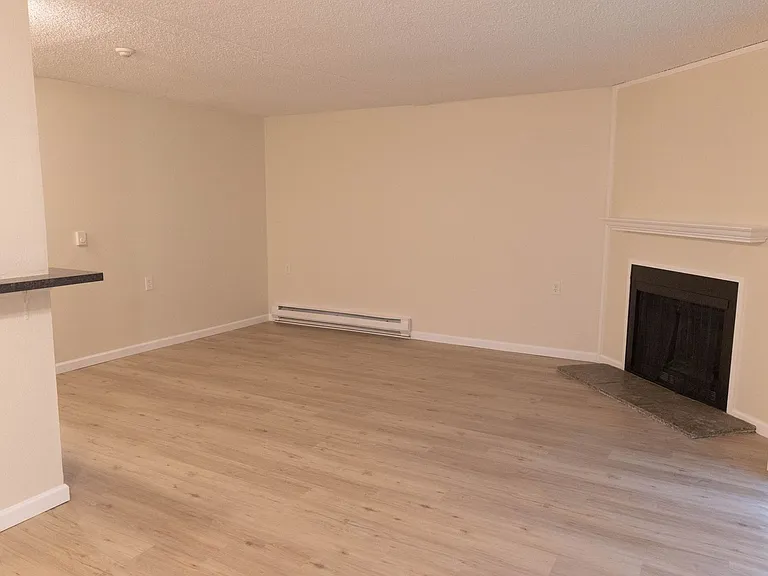 Willow Creek Apartments — Photo 16