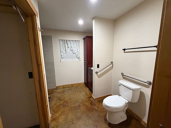 5th image of 418 F St SE