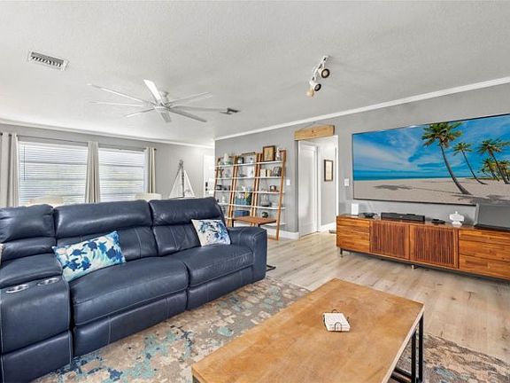 4th image of 654 Bonita Ct