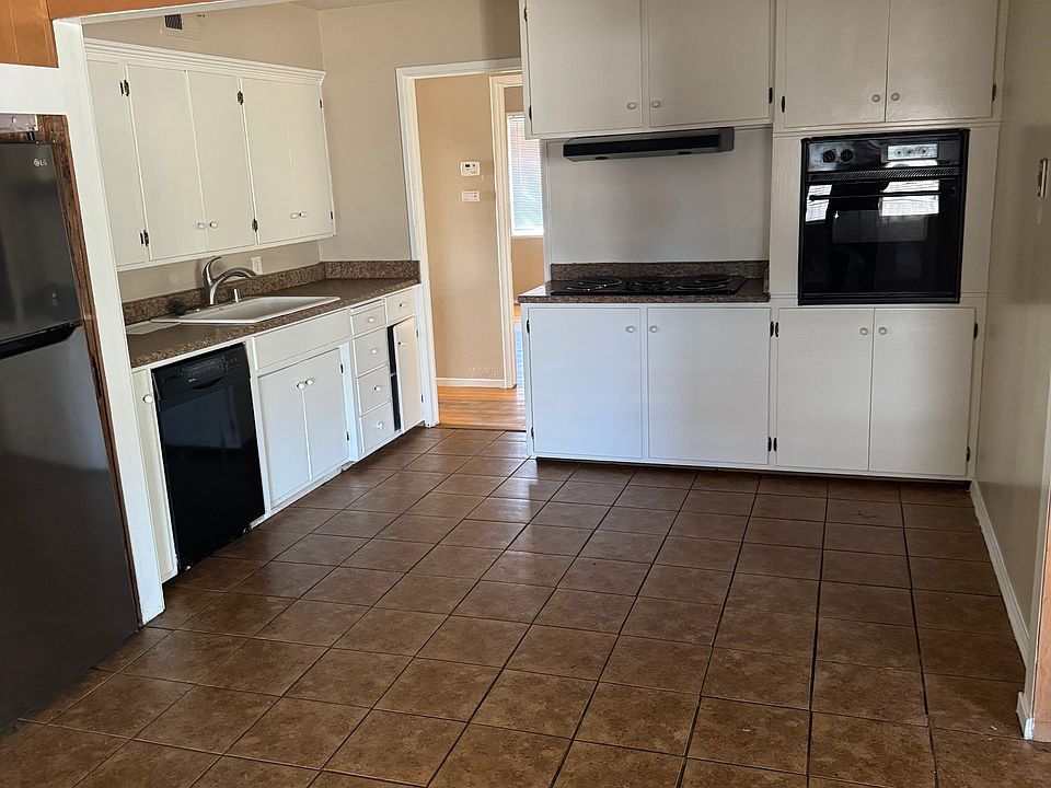 1st image of 142 Essex Ct