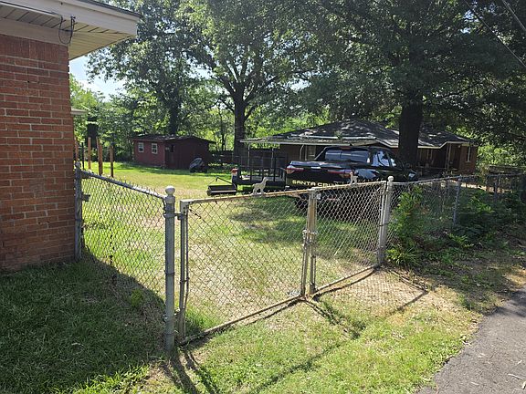 3rd image of 807 Woodlawn Ave