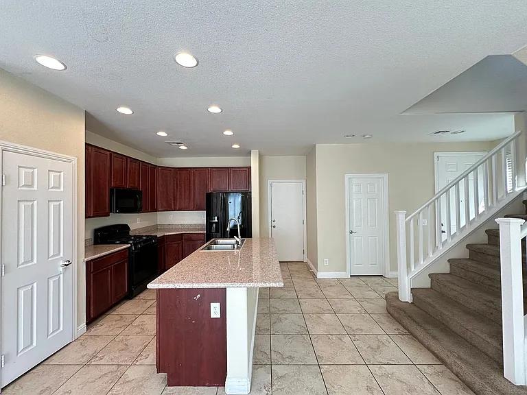 197 Spring Hollow Dr — Photo 8