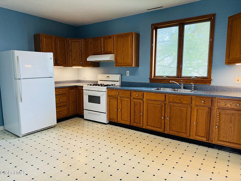 4th image of 471-473 Harrison Avenue