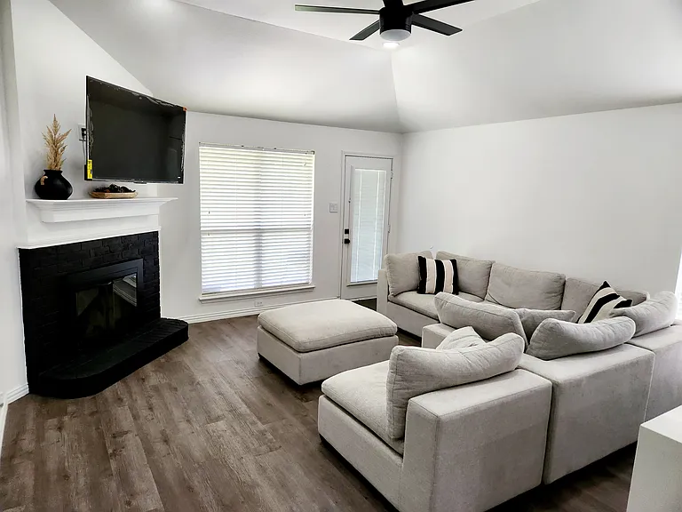 720 Mackenzi Dr — Photo 9