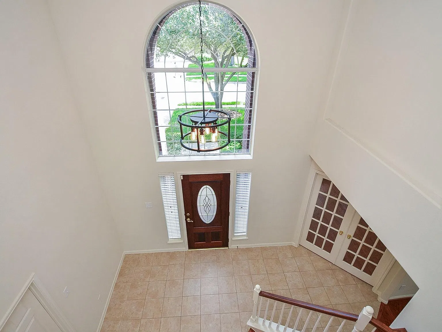 4 bed, 2.5 bath, 2699 sqft, $2,700 — Photo 2