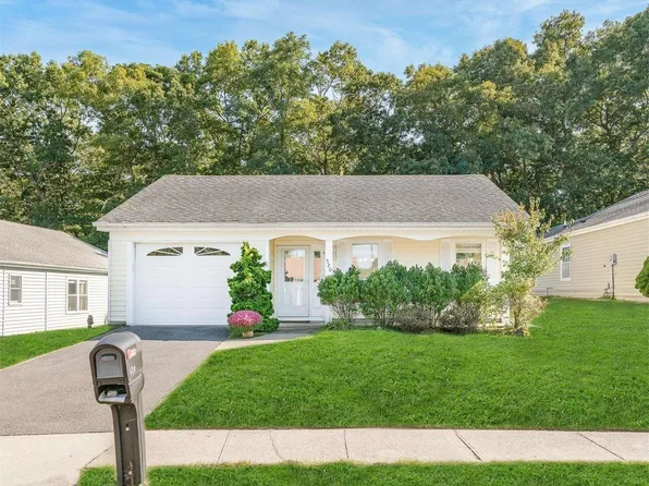 520 Cranston Lane #520, Ridge, NY 11961