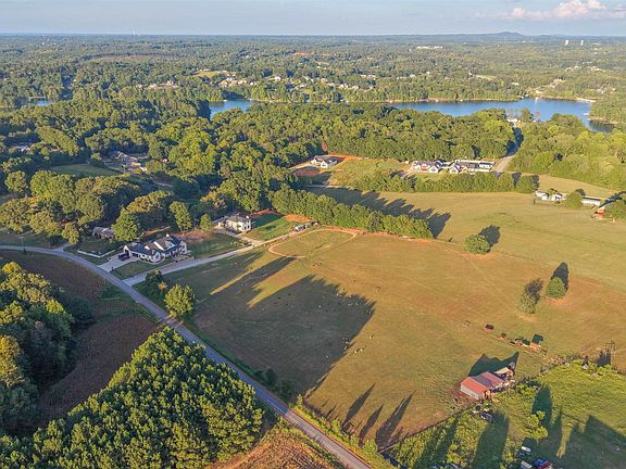3rd image of 138 Country Oak Rd