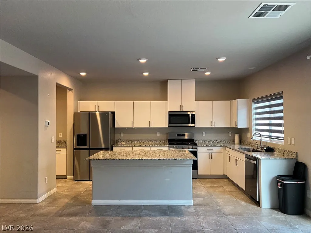 5 bed, 3.0 bath, 2988 sqft, $2,750 — Photo 2
