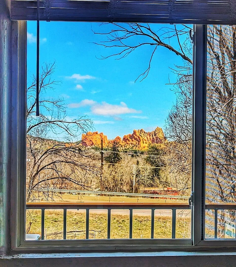 West Side Updated Studio Near Red Rocks Open Space And Garden Of The Gods - $250 Off First Month'... — Photo 2