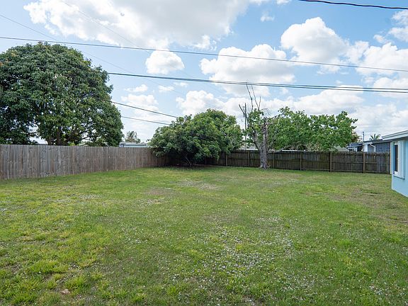 2nd image of 435 SE Airoso Boulevard