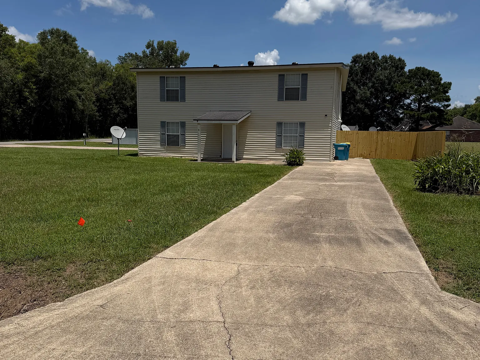 3 bed, 1.5 bath, 1600 sqft, $1,200 — Photo 1