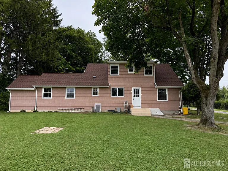 580 Village Rd W — Photo 5