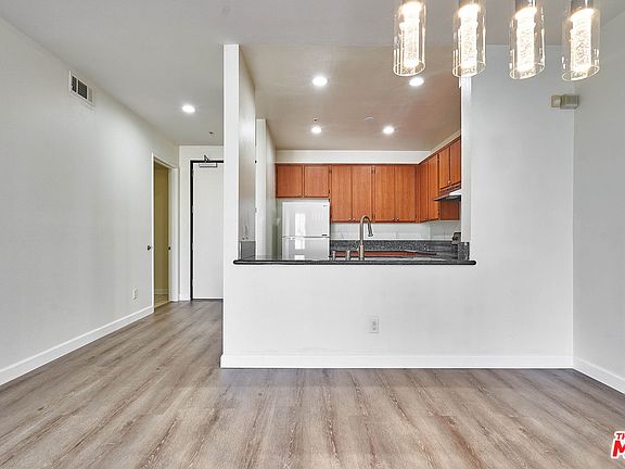 5th image of 625 S Berendo St APT 303