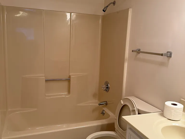 2nd floor full-bathroom