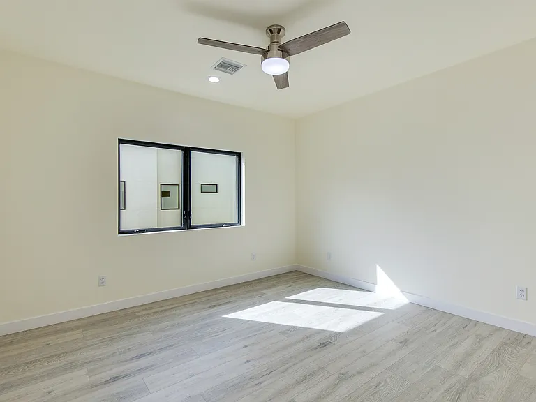 622 W 5th St — Photo 12